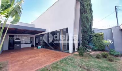 Casa disponível para locação no bairro Alto Umuarama em Uberlândia-MG