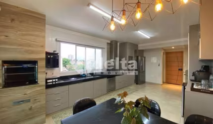 Cobertura  disponível para venda no bairro Santa Mônica em Uberlândia-MG