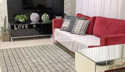 Casa disponível para venda no bairro Alto Umuarama em Uberlândia-MG