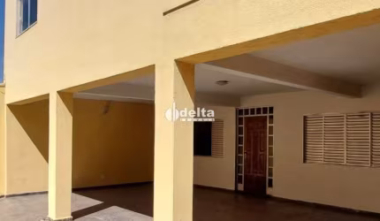 Casa disponível para venda no bairro Segismundo Pereira em Uberlândia-MG
