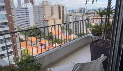 Lindo Apto Reformado com Varanda