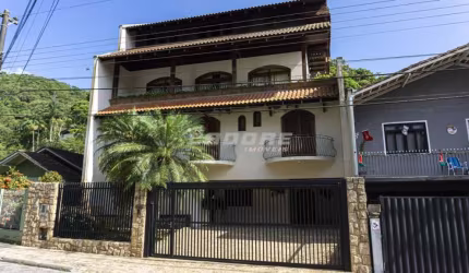Casa com alto padrão de acabamentos e piscina