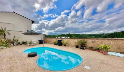 Casa com terreno espaçoso e piscina e em uma ótima localização!!