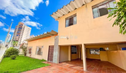 Casa a venda com excelente localização na Ponta Aguda