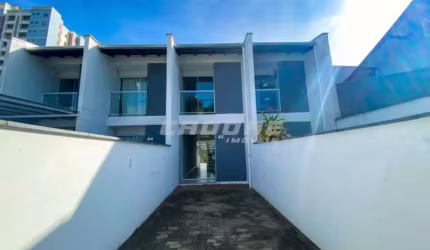 Ótima casa geminada com excelente localização no bairro Água Verde / Cadore Imóveis.
