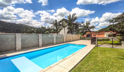 Casa com piscina em meio a natureza v