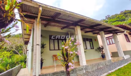 Terreno com 03 casas construídas.