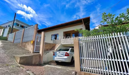 Casa Residencial com 200m² no Garcia