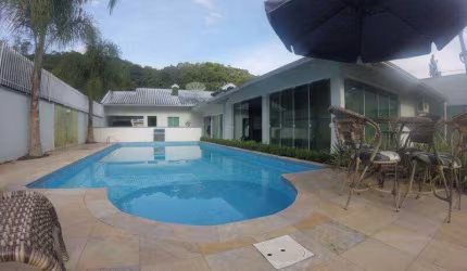 Ampla terreno com casa e área de festas com piscina