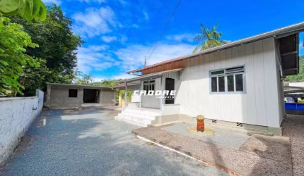 Casa em local plano de terreno de 638m2