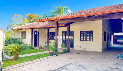 Casa averbada com galpão aos fundos.