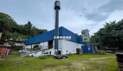 Excelente galpão com aproximadamente 2.319m² no bairro Ponta Aguda I Cadore Imóveis