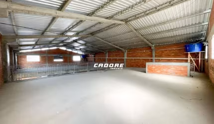 Galpão com aproximadamente 730m² para locação no bairro Itoupava Seca I Cadore Imóveis