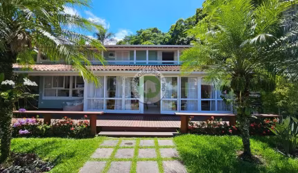 LINDA CASA NO CONDOMINIO ANGRA AZUL, TOTALMENTE REFORMADA E DECORADA.