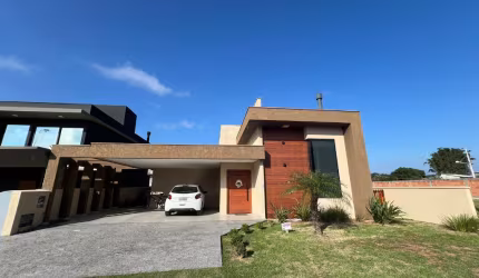 Linda casa terrea com 3 quartos, escritura publica em condominio fechado de alto padrão.