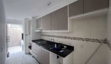Apartamento térreo com 2 quartos, localizado no rio vermelho.