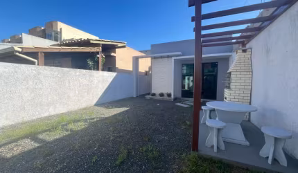 Casa térrea com 2 quartos no rio vermelho.