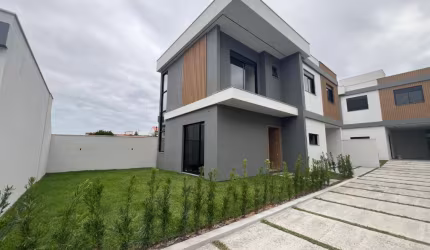 Linda casa com 3 quartos, na praia dos ingleses (a 1,5 km).