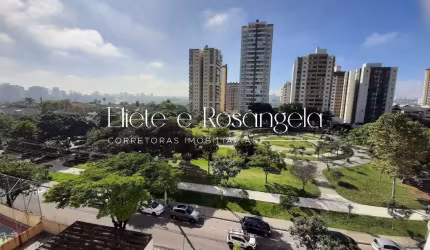 Apartamento dois dormitórios, ar condicionado e 2 vagas em frente a Praça