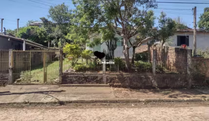 Terreno com uma casa de madeira no Jardim Fiuza em Viamão