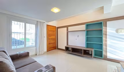 Casa para venda  no Bairro GUARUJA em Porto Alegre