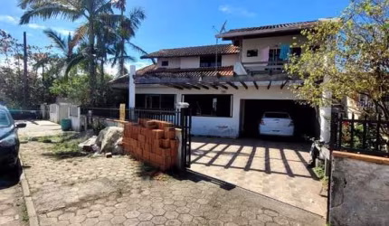 Sobrado à venda por R$ 850.000,00 - Santo Antonio - Balneário Piçarras/SC