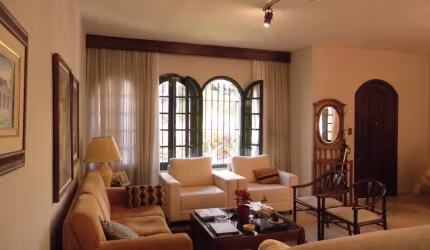 LINDA CASA RESIDENCIAL DE 4 DORMITÓRIOS NO CENTRO DE FLORIANÓPOLIS