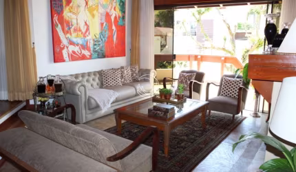 LINDA CASA DE 3 DORMITÓRIOS NO CENTRO DE FLORIANÓPOLIS