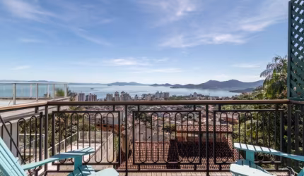 LINDA CASA DE 4 DORMITÓRIOS NO CENTRO DE FLORIANÓPOLIS