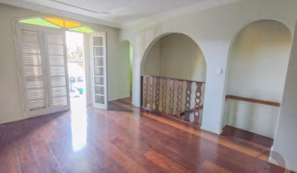 LINDA CASA RESIDENCIAL DE 4 DORMITÓRIOS NA AGRONÔMICA