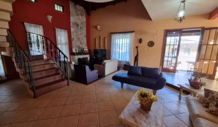 LINDA CASA RESIDENCIAL DE 4 DORMITÓRIOS NA LAGOA DA CONCEIÇÃO