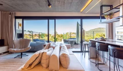 EXCELENTE CASA RESIDENCIAL DE 3 SUÍTES NA LAGOA DA CONCEIÇÃO