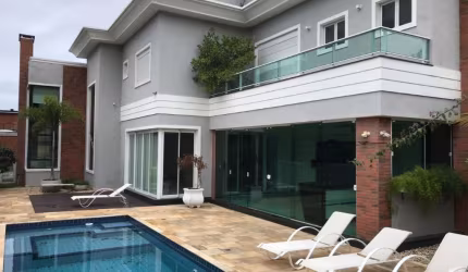 LINDA CASA RESIDENCIAL DE 5 SUÍTES NA LAGOA DA CONCEIÇÃO
