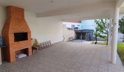 LINDA CASA RESIDENCIAL DE 4 DORMITÓRIOS NO CÓRREGO GRANDE