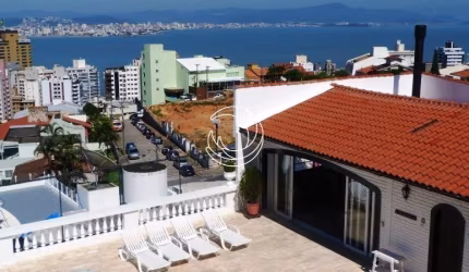 LINDA CASA DE 3 DORMITÓRIOS NO CENTRO DE FLORIANÓPOLIS