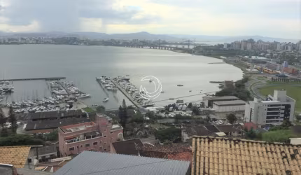 LINDA CASA RESIDENCIAL DE 4 DORMITÓRIOS NO CENTRO DE FLORIANÓPOLIS