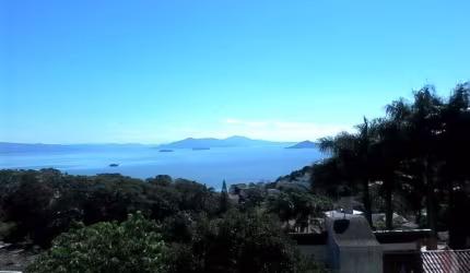 LINDA CASA RESIDENCIAL DE 5 DORMITÓRIOS NO CENTRO DE FLORIANÓPOLIS