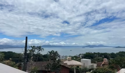 LINDA CASA RESIDENCIAL DE 4 DORMITÓRIOS NO CENTRO DE FLORIANÓPOLIS