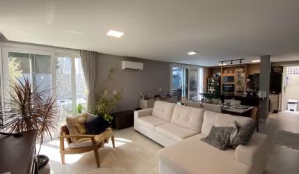 LINDA CASA RESIDENCIAL DE 4 DORMITÓRIOS  NA AGRONÔMICA