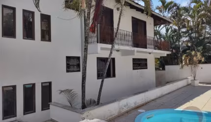 LINDA CASA RESIDENCIAL DE 6 DORMITÓRIOS NO CENTRO