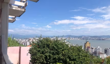 LINDA CASA RESIDENCIAL DE 6 DORMITÓRIOS NO CENTRO DE FLORIANÓPOLIS