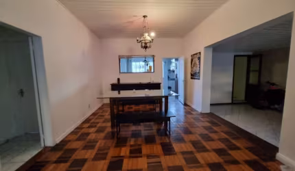 LINDA CASA RESIDENCIAL DE 4 DORMITÓRIOS NO CENTRO DE FLORIANÓPOLIS