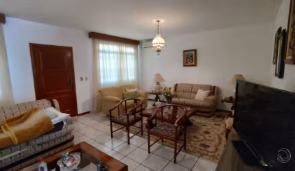 LINDA CASA RESIDENCIAL DE 5 DORMITÓRIOS NO CENTRO DE FLORIANÓPOLIS