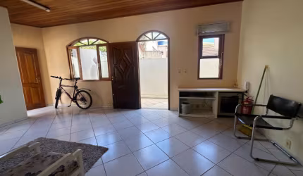 EXCELENTE CASA RESIDENCIAL DE 4 DORMITÓRIOS NO CENTRO DE FLORIANÓPOLIS