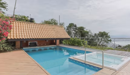 LINDA CASA DE 4 DORMITÓRIOS NO CENTRO DE FLORIANÓPOLIS