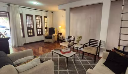 EXCELENTE CASA RESIDENCIAL DE 4 DORMITÓRIOS NA AGRONÔMICA