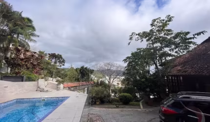 LINDA CASA RESIDENCIAL DE 4 DORMITÓRIOS NO ITACORUBI