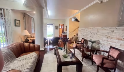 LINDA CASA RESIDENCIAL DE 3 DORMITÓRIOS NA TRINDADE