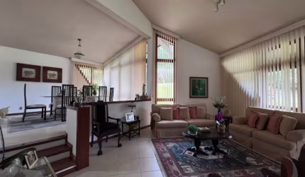 ÓTIMA CASA RESIDENCIAL DE 5 DORMITÓRIOS NA CARVOEIRA