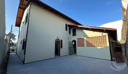 ÓTIMA CASA RESIDENCIAL DE 5 DORMITÓRIOS NO PANTANAL